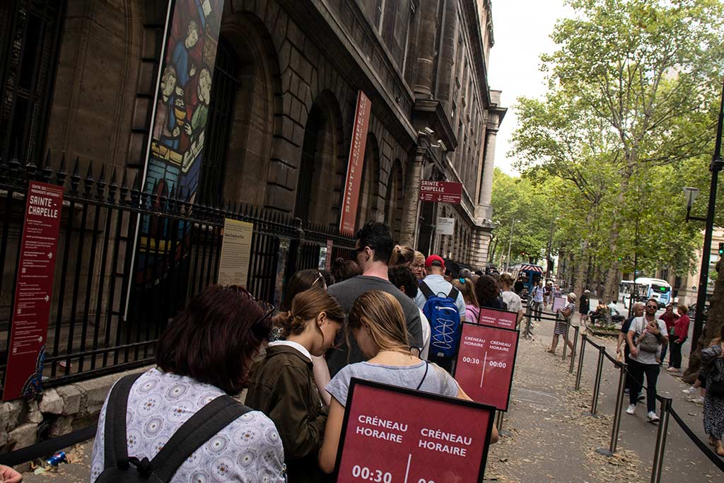 Visiting La Sainte Chapelle Paris: A complete guide Image of the queue of visitors to Sainte Chapelle Paris