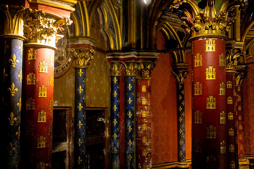 Visiting La Sainte Chapelle Paris: A complete guide Image of decorated pillars in Sainte Chapelle